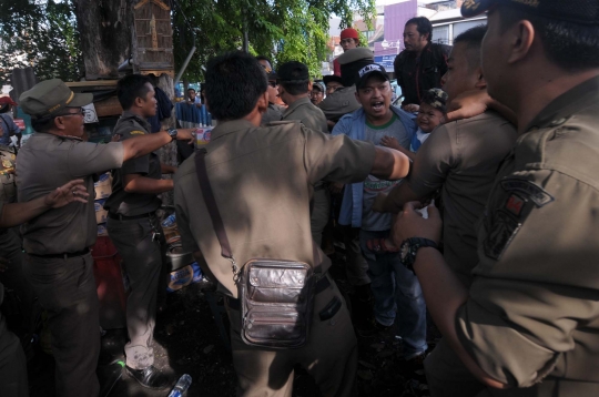 Bentrokan Satpol PP vs PKL di tengah blusukan Djarot