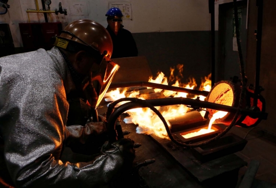 Melihat lebih dekat pembuatan emas batangan di Rusia