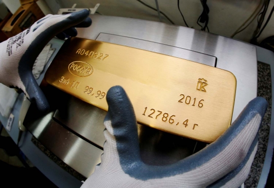 Melihat lebih dekat pembuatan emas batangan di Rusia