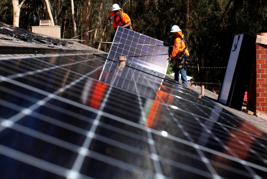 Memanfaatkan atap rumah untuk menghasilkan energi alternatif