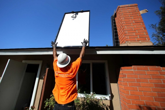 Memanfaatkan atap rumah untuk menghasilkan energi alternatif