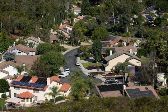 Memanfaatkan atap rumah untuk menghasilkan energi alternatif