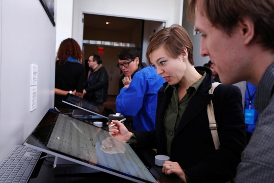 Microsoft luncurkan Surface Studio, PC tertipis di dunia