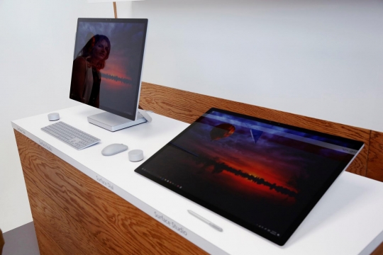 Microsoft luncurkan Surface Studio, PC tertipis di dunia