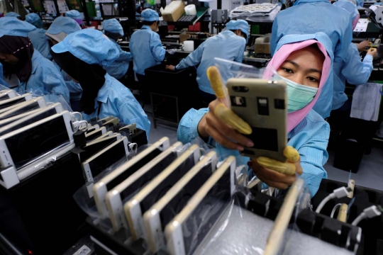 Melihat lebih dekat pembuatan ponsel pintar OPPO di Tangerang