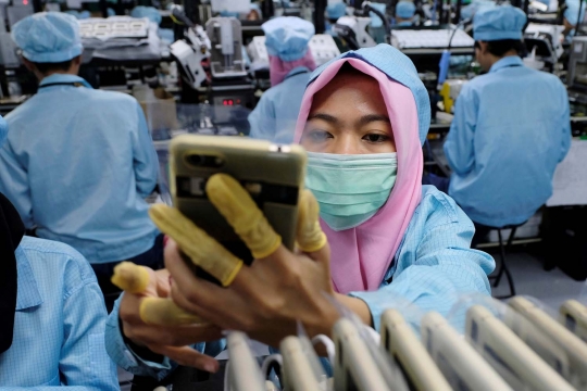 Melihat lebih dekat pembuatan ponsel pintar OPPO di Tangerang