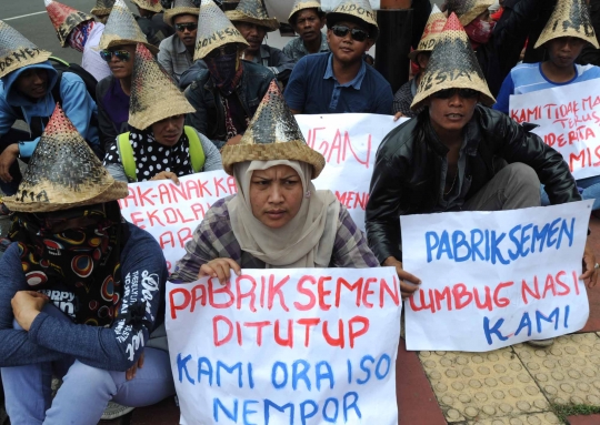 Aksi puluhan warga Rembang dukung pabrik semen beroperasi