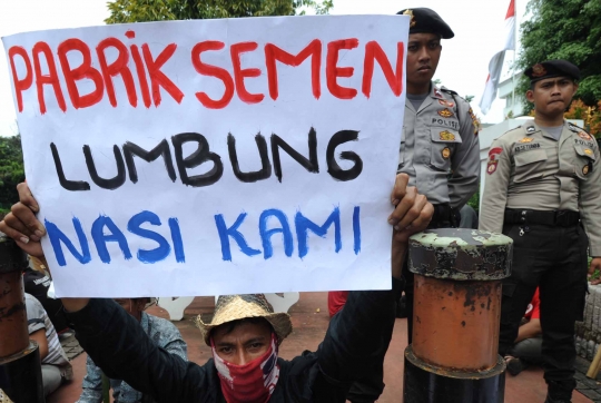 Aksi puluhan warga Rembang dukung pabrik semen beroperasi