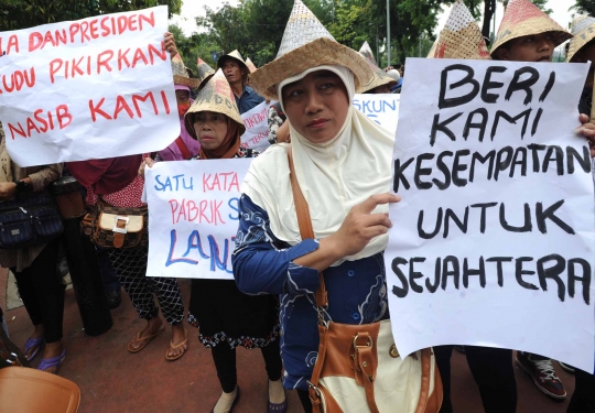 Aksi puluhan warga Rembang dukung pabrik semen beroperasi