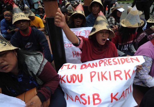 Aksi puluhan warga Rembang dukung pabrik semen beroperasi