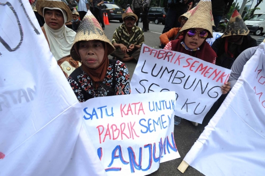 Aksi puluhan warga Rembang dukung pabrik semen beroperasi