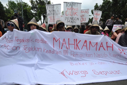 Aksi puluhan warga Rembang dukung pabrik semen beroperasi