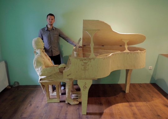 Fantastis, patung pianis dari ratusan ribu batang korek api