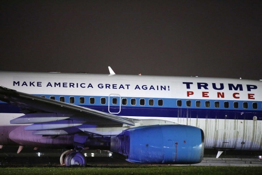 Pesawat kampanye Trump tergelincir