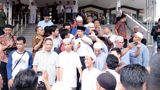 Salat Jumat di Tebet, Anies Baswedan jadi rebutan selfie warga