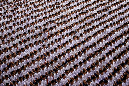 1.250 Pelajar membentuk wajah Raja Thailand