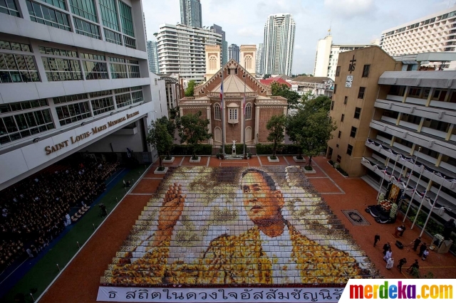 1.250 Pelajar membentuk wajah Raja Thailand. Aksi yang dilakukan pelajar Assumption College dengan menggunakan ribuan kartu ini sebagai bentuk penghormatan terakhir kepada Raja Bhumibol Adulyadej.