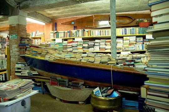 Toko buku yang terendam banjir ini jadi daya tarik wisata di Venesia
