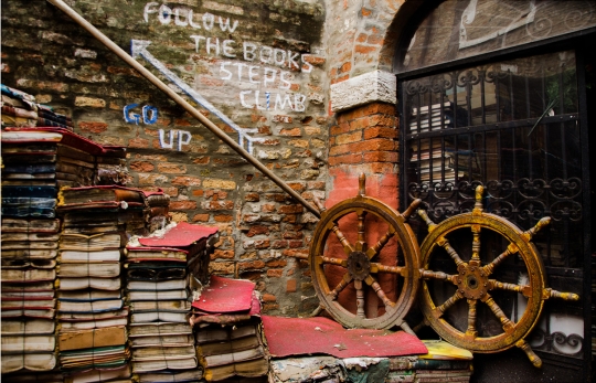 Toko buku yang terendam banjir ini jadi daya tarik wisata di Venesia