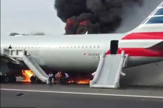 Detik-detik menegangkan saat American Airlines terbakar