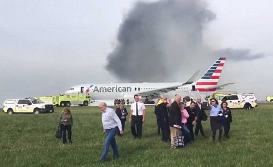 Detik-detik menegangkan saat American Airlines terbakar