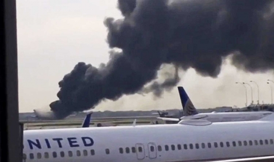 Detik-detik menegangkan saat American Airlines terbakar