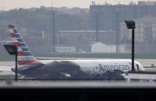 Detik-detik menegangkan saat American Airlines terbakar
