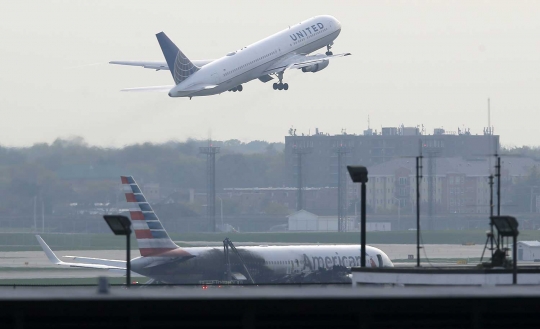 Detik-detik menegangkan saat American Airlines terbakar