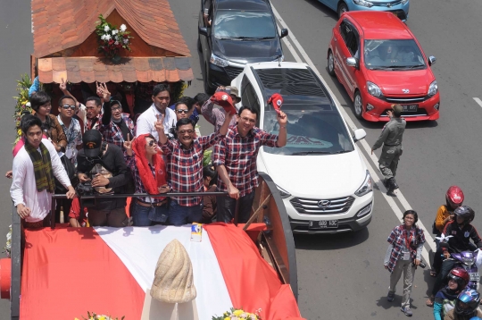 Pawai mobil hias meriahkan kampanye damai Pilkada DKI