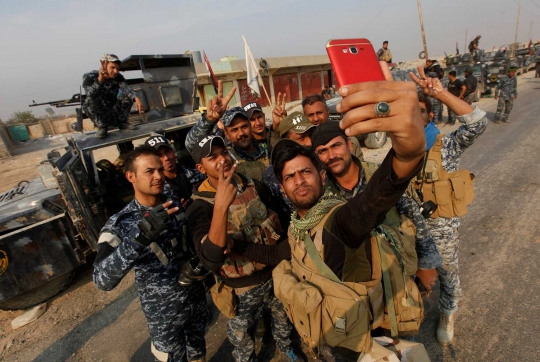 Ketika pasukan koalisi Irak asyik selfie disela bertempur lawan ISIS