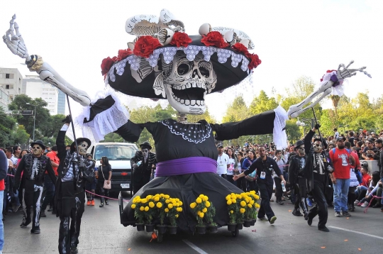 Menyaksikan parade Hari Kematian di Meksiko