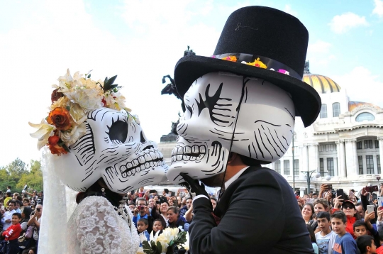Menyaksikan parade Hari Kematian di Meksiko