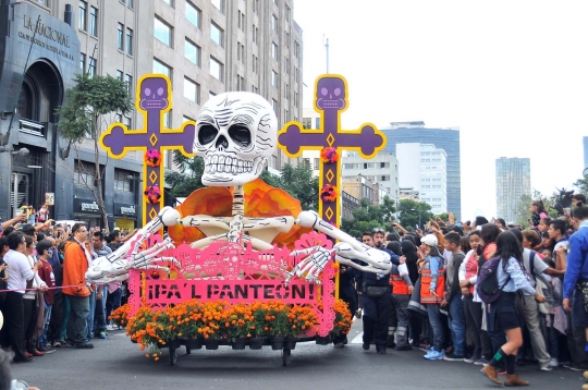 Menyaksikan parade Hari Kematian di Meksiko