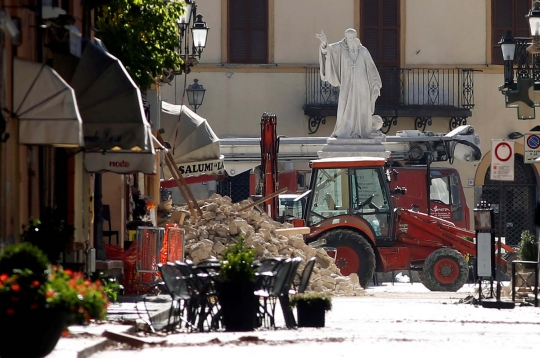 Kepanikan warga Italia diguncang gempa 6,6 SR