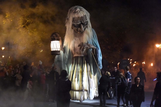 Nenek sihir raksasa hantui malam Halloween di Irlandia