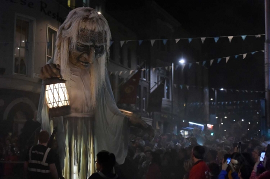 Nenek sihir raksasa hantui malam Halloween di Irlandia