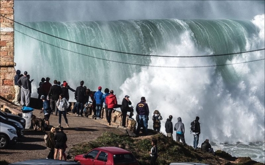 Seram sekaligus menakjubkan, ombak monster di Nazare, Portugal