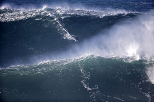 Seram sekaligus menakjubkan, ombak monster di Nazare, Portugal