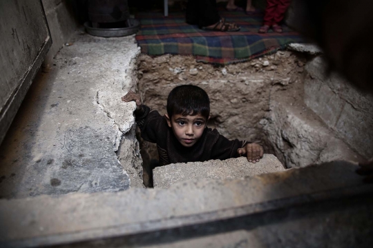 Meratapi anak-anak Suriah berlindung di bawah tanah