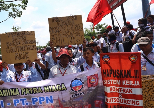 Ratusan pengemudi truk BBM Pertamina mogok massal