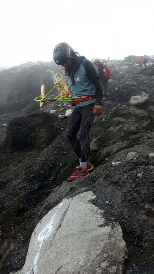 Aksi Tarpin jalan mundur ke puncak Bromo dan Semeru