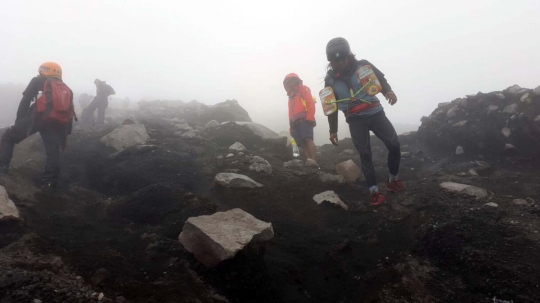 Aksi Tarpin jalan mundur ke puncak Bromo dan Semeru