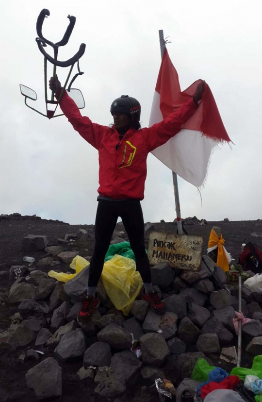 Aksi Tarpin jalan mundur ke puncak Bromo dan Semeru