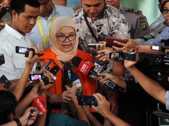 Mantan Menkes Siti Fadilah Supari usai diperiksa KPK