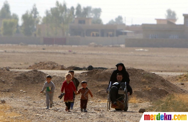 Perjuangan wanita bawa suami lumpuh dan empat anak kabur dari ISIS. Tanpa kenal lelah, wanita tersebut terus mendorong sang suami yang hanya bisa duduk di kursi roda sambil diikuti anak-anaknya hingga mendapatkan bantuan dari warga dan tentara Kurdhi.