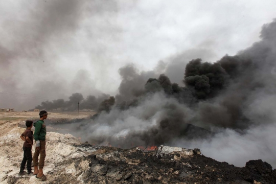 Cara licik ISIS bakar sumur minyak demi selamatkan diri