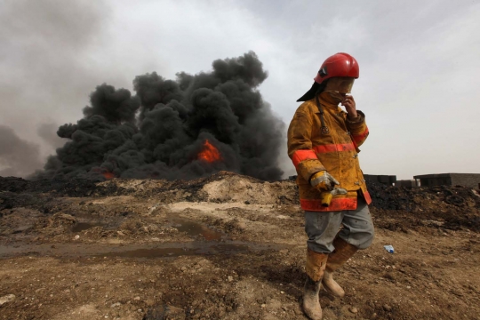 Cara licik ISIS bakar sumur minyak demi selamatkan diri