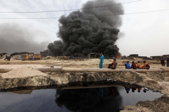 Cara licik ISIS bakar sumur minyak demi selamatkan diri