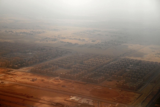 Melihat kota gurun Kairo dari udara