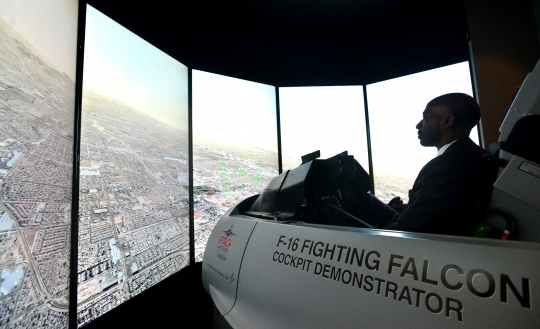 Mencoba kecanggihan simulator pesawat tempur F-16V